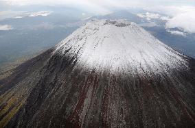 Mt. Fuji gets season's 1st snowcap