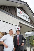 Owner of tsunami-hit restaurant gets pep talk from "Ramen museum" head