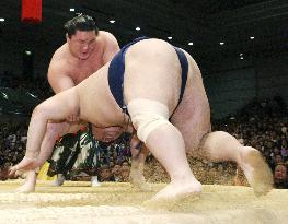 Hakuho stays perfect at 8-0 at spring sumo