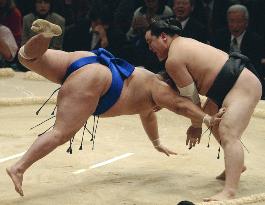 Asashoryu maintains 8-1 at Kyushu sumo