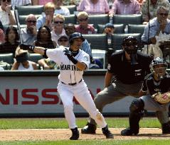 Ichiro hits 2-run single