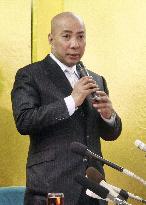 Kabuki mogul apologizes for Ebizo's layoff