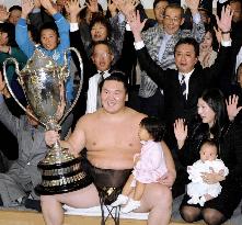 Hakuho wins 9th career title at Kyushu sumo