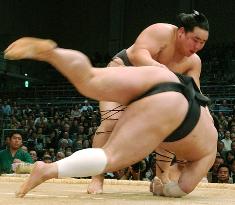 Asashoryu marks flawless 12 straight wins in Kyushu sumo