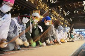 Year-end cleaning at Kyoto temple