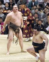 Hakuho wins 34th career championship at spring sumo