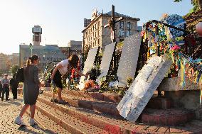 Flowers laid before cenotaph for victims of clashes with police in Kiev