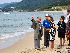 U.S. envoy Kennedy inspects Kotohikihama Beach