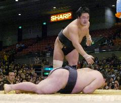 Yokozuna hopeful Tochiazuma crashes to 1st loss at spring sumo