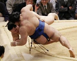 (1)Tochiazuma delays Asashoryu's celebration at spring sumo