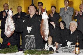 Hakuho wins 22nd career title at spring sumo