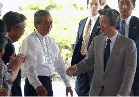 Koizumi arrives in Nago to attend Pacific island summit