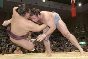 Kotooshu beats Miyabiyama at Kyushu sumo