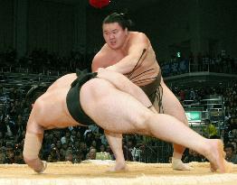 Hakuho, Ama still share lead at Kyushu sumo