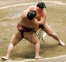 Yokozuna Hakuho retains unbeaten record by winning over Kisenosat