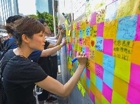 H.K. woman writes message of support for democracy campaign
