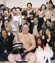 Hakuho matches Taiho's record of 32 career c'ships