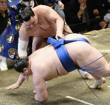 Harumafuji beats Ichinojo at New Year sumo tournament