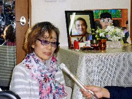 Slain journalist's mother meets with reporters