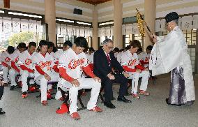 Carp players pray for victory at shrine