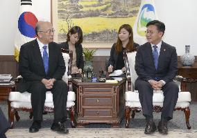 New S. Korean Unification Minister Hong meets Japanese envoy