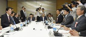 Abe government's economic and fiscal policy advisers meet in Tokyo