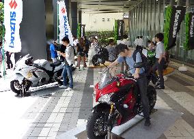 Youth flock to Tokyo event to help pitch motorcycles