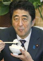 Fukushima town presents rice to PM Abe