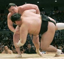 Hakuho bounces back to stay tied for lead at spring sumo