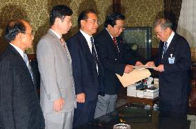 Opposition submits cabinet no-confidence motion