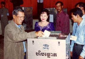 Cambodians vote for new leader in general election