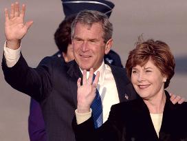 (2)Bush arrives in Tokyo