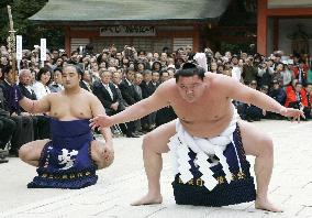 Hakuho performs ring ritual ahead of Fukuoka sumo tourney