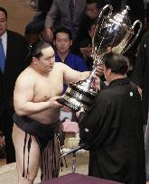 (2)Yokozuna Asashoryu wins New Year's meet with flawless record