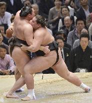 Terunofuji stuns Hakuho to stay in Osaka title hunt