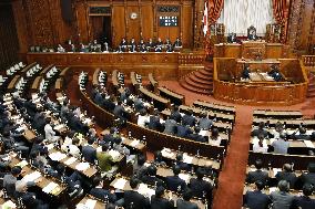 Japan's Diet passes 5.76 tril. yen stopgap budget for FY 2015