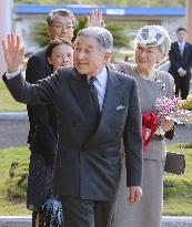 Palauans welcome imperial couple, wave Japanese flags