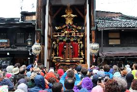 Takayama Spring Festival starts in rain
