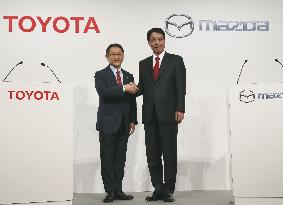 Toyota, Mazda agree to tie up on eco-friendly, safety technology