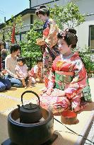 "Maiko" entertainment girls attend Nepal charity event
