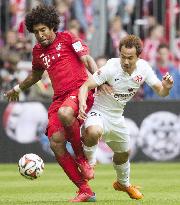 Mainz's Okazaki in action against Bayern