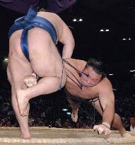 Chiyotaikai suffers second loss at Nagoya sumo