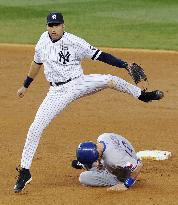 Yankees rout Rangers in Game 5