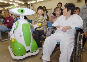 Robot clerk offers patients guidance services in  Fukushima