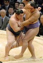 Hakuho bounces back on 2nd day of Kyushu sumo