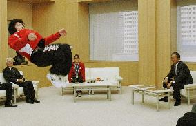 Uchimura flips before Tokyo governor