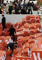 Dept. stores begin 2011 business with 'lucky bags,' winter bargai