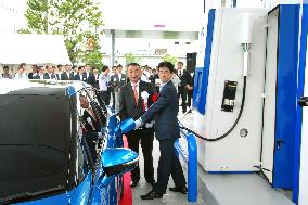 Iwatani opens hydrogen-refueling station in west Japan