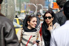 Young Iranian women expose hair on Tehran street