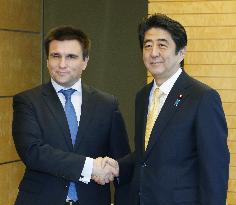 Abe meets with Ukrainian foreign minister